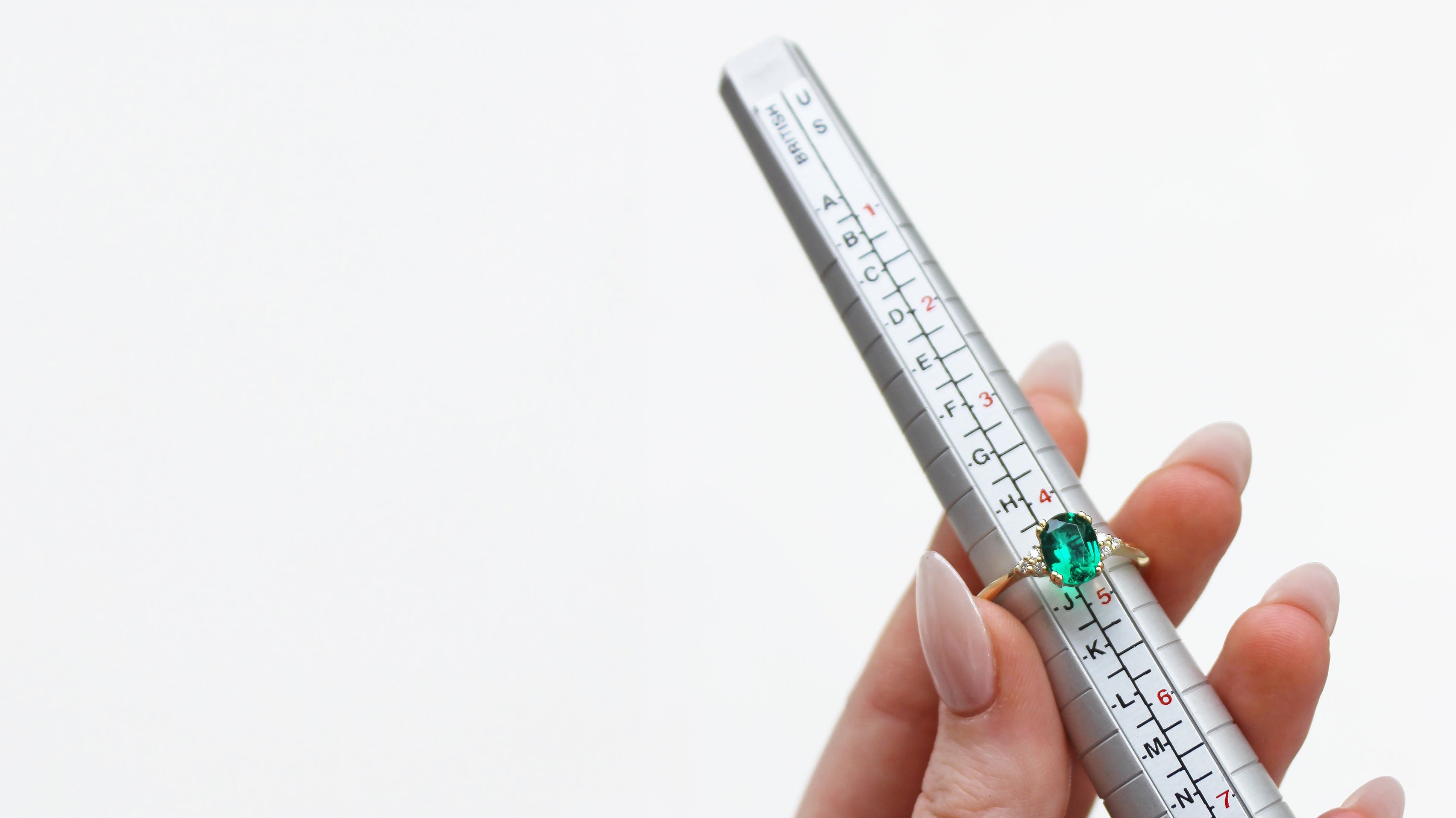 How to get (sneaky) ring size measurements