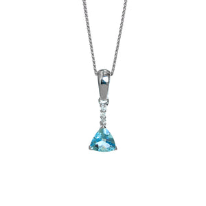 A product photo of a 4mm trilliant aquamarine & Diamond necklace in 9k White Gold against a white background. A golden strip connects the 4mm aquamarine jewel to the stud, adorned with 3 diamonds.